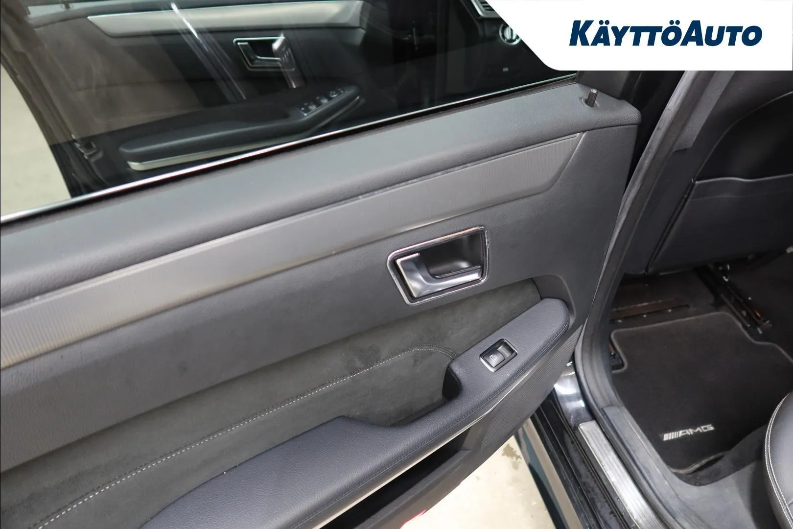 Mercedes-Benz E INV-889 carousel image