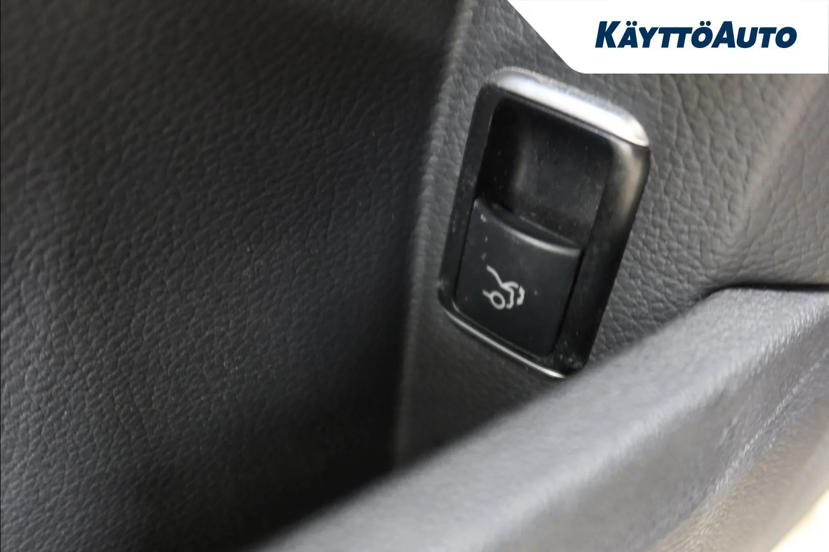 Mercedes-Benz E INV-889 carousel image