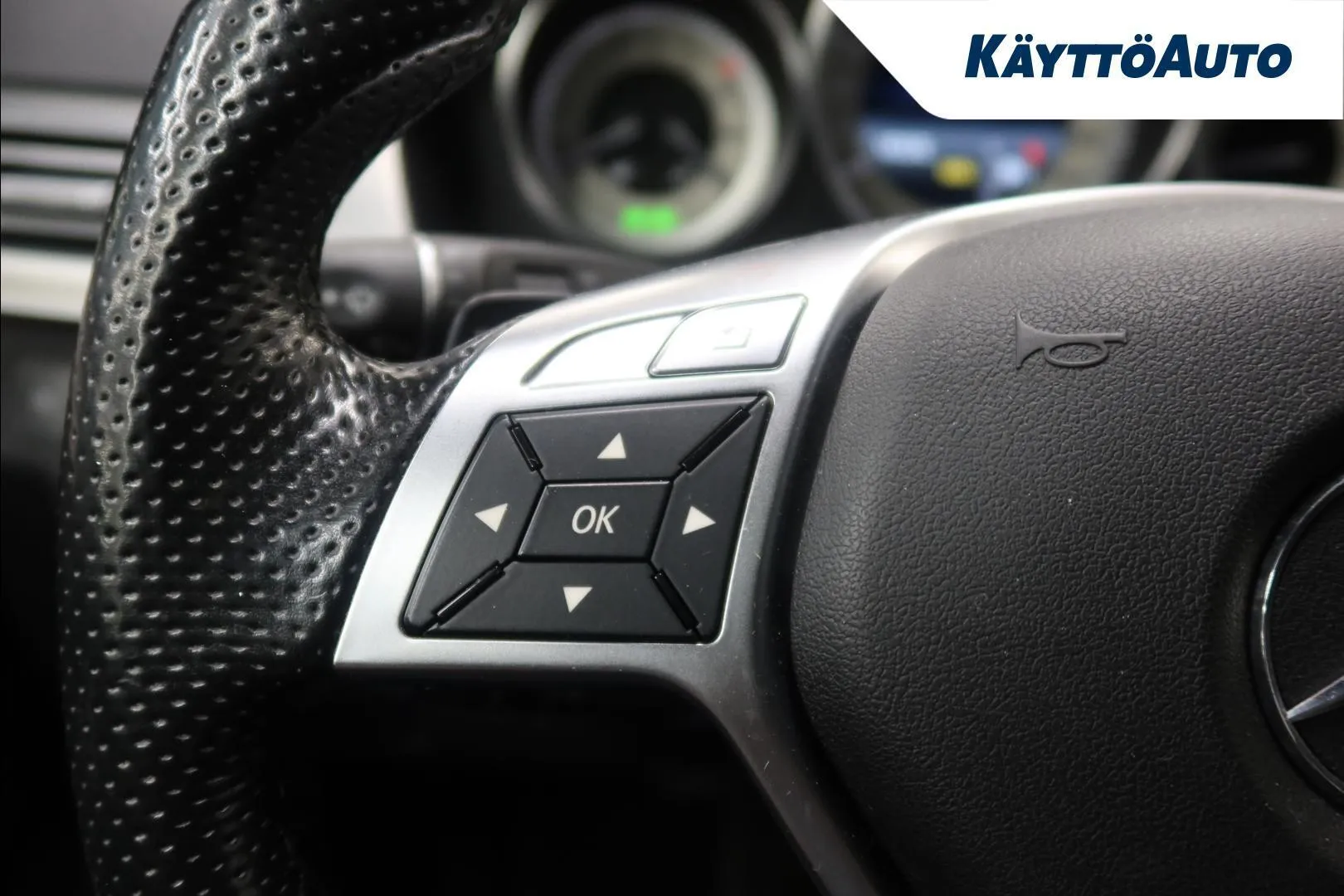 Mercedes-Benz E INV-889 carousel image