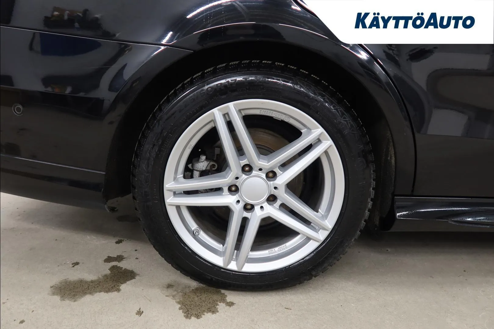 Mercedes-Benz E INV-889 carousel image