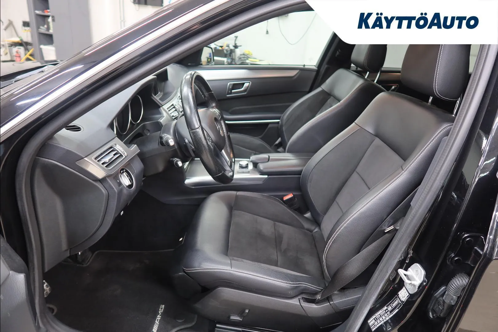 Mercedes-Benz E INV-889 carousel image