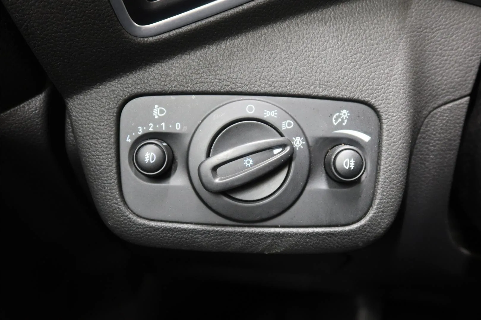 Ford Kuga GLB-282 carousel image