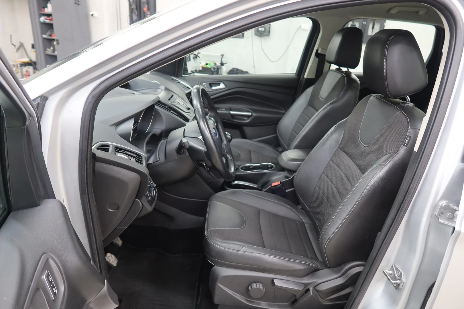 Ford Kuga GLB-282 carousel image