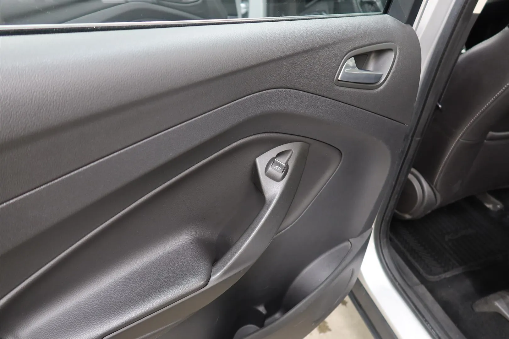 Ford Kuga GLB-282 carousel image