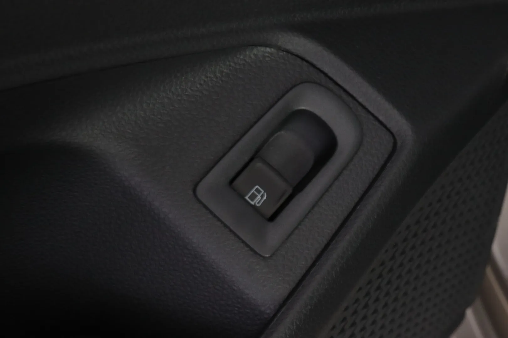 Volkswagen Caddy Maxi ZRH-385 carousel image