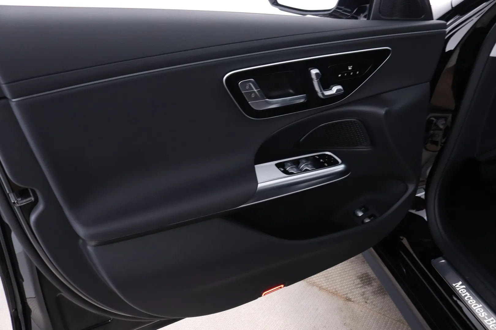 MERCEDES-BENZ E MRP-637 carousel image