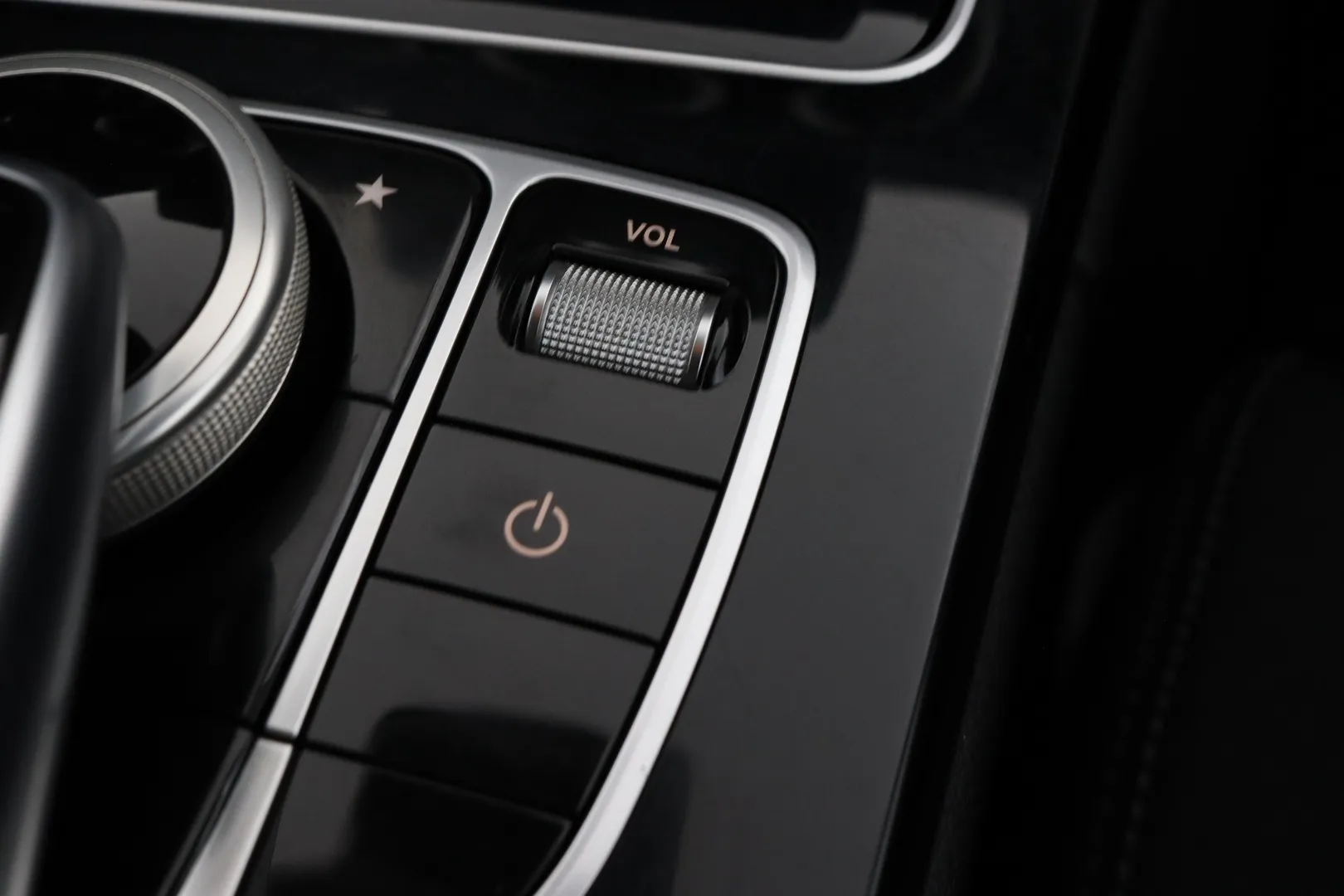 Mercedes-Benz C UZF-583 carousel image