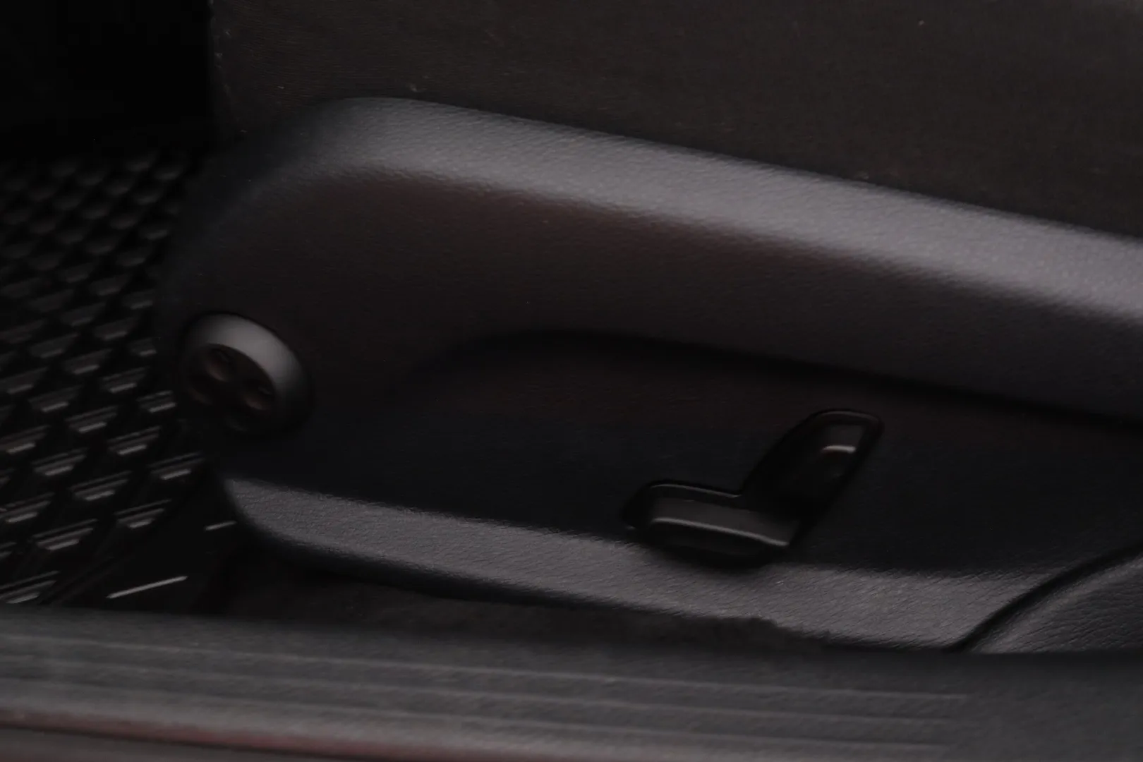 Mercedes-Benz C UZF-583 carousel image