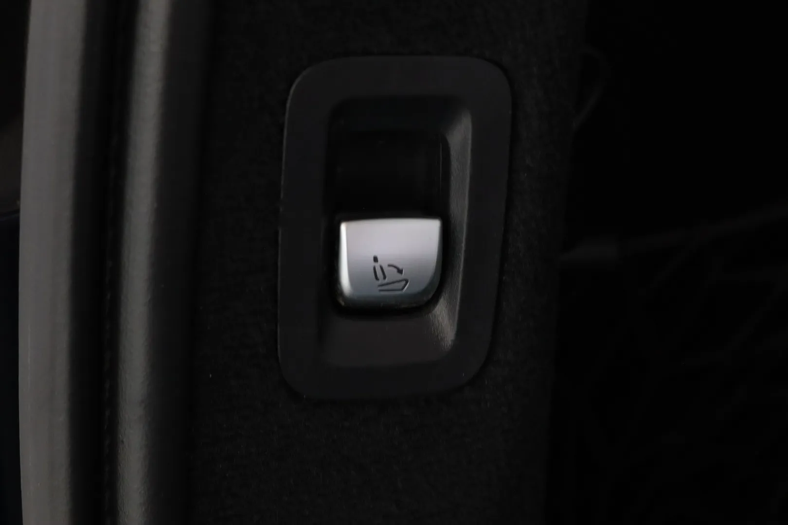 Mercedes-Benz C UZF-583 carousel image