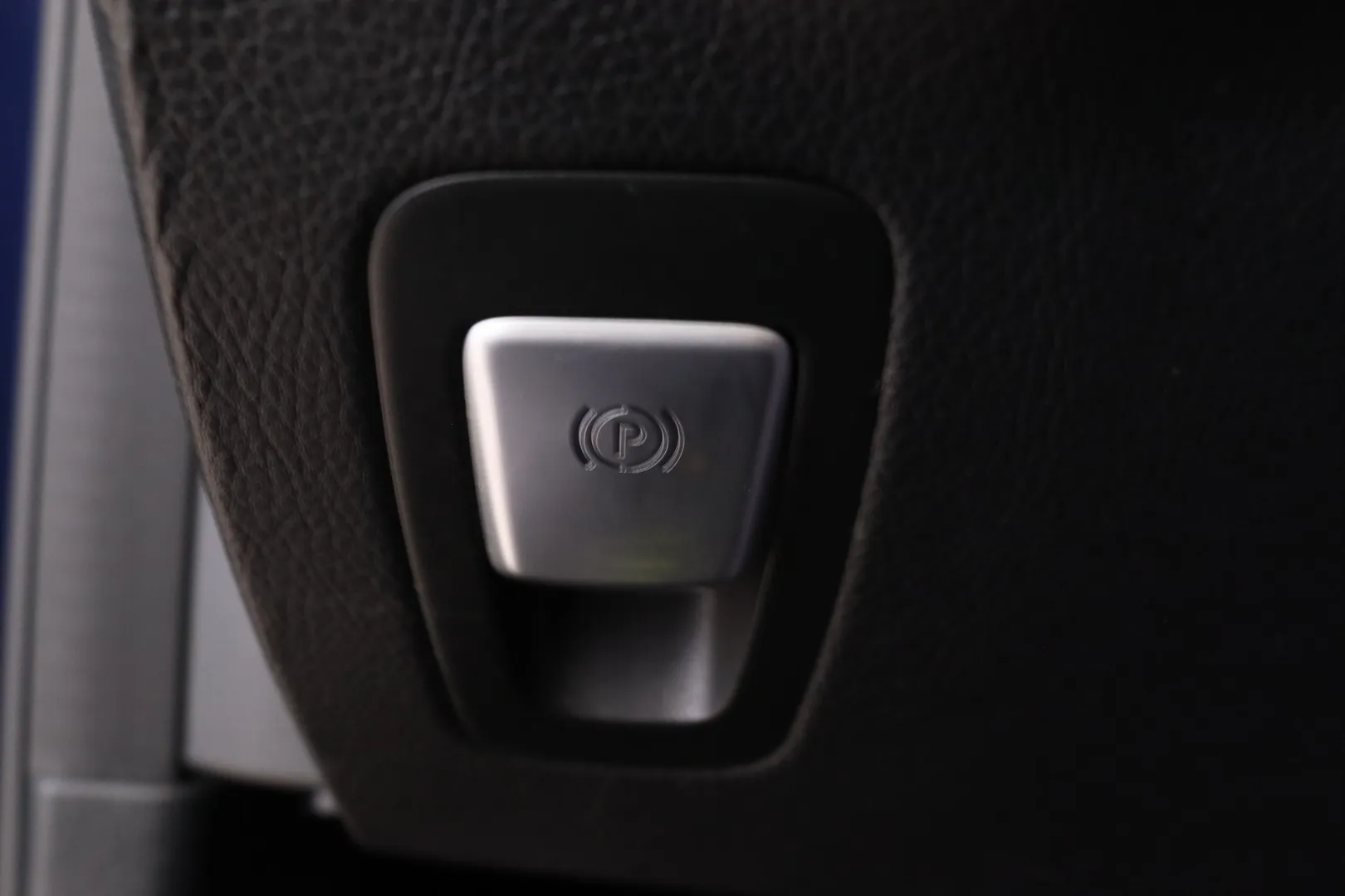 Mercedes-Benz C UZF-583 carousel image