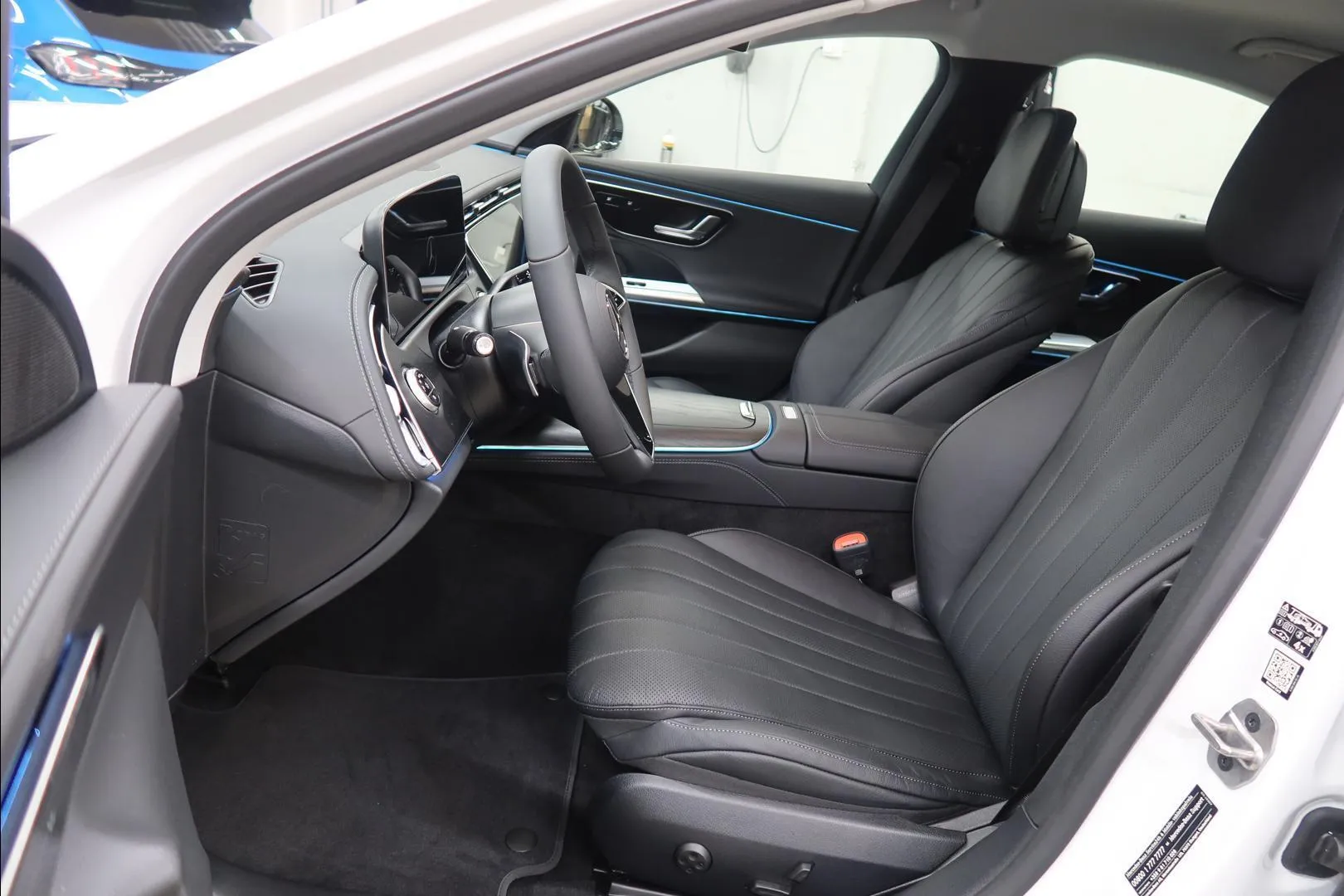 Mercedes-Benz E YMF-759 carousel image