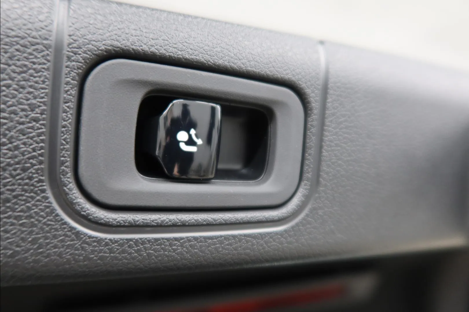 Mercedes-Benz E YMF-759 carousel image