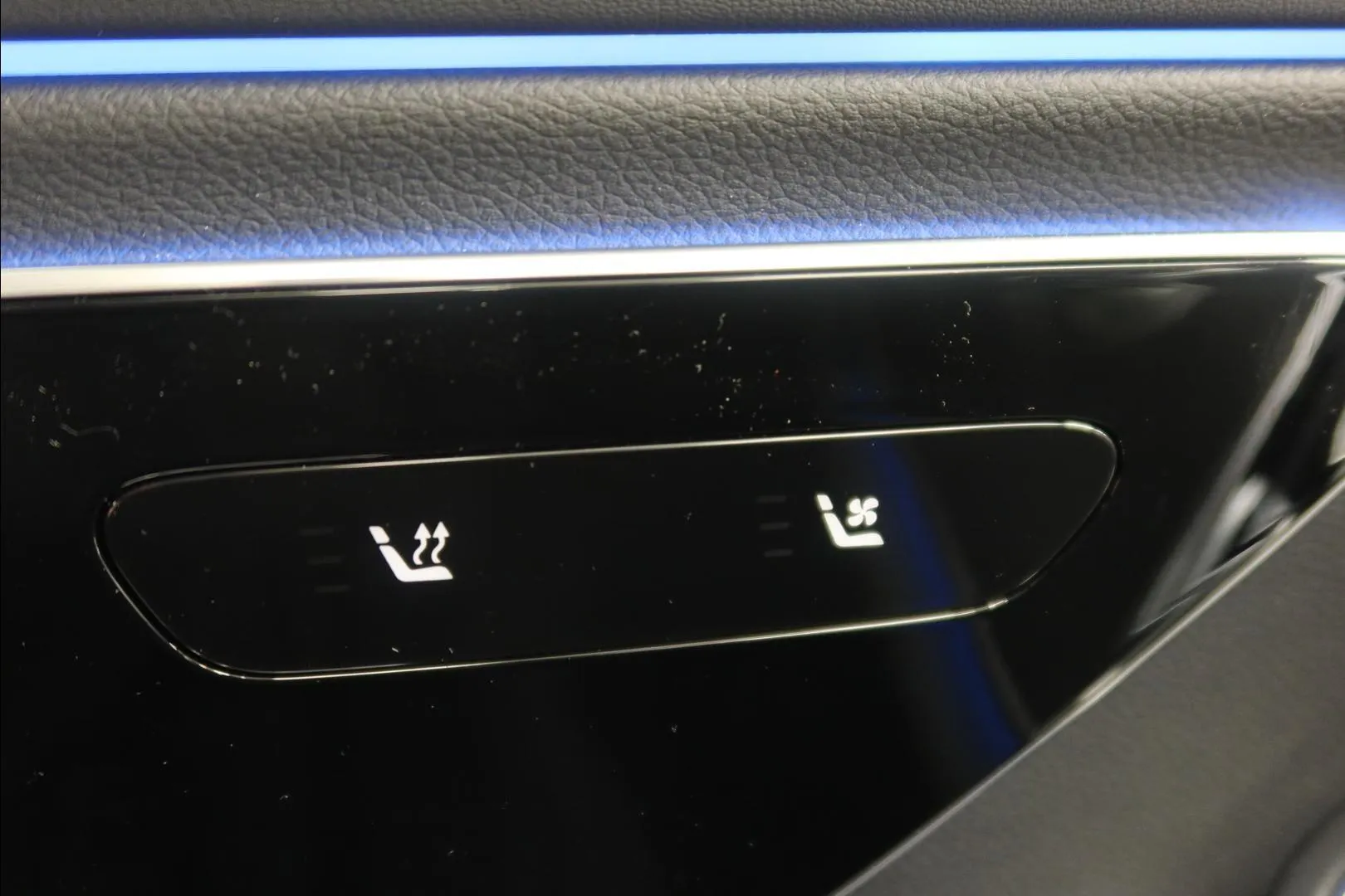 Mercedes-Benz E YMF-759 carousel image