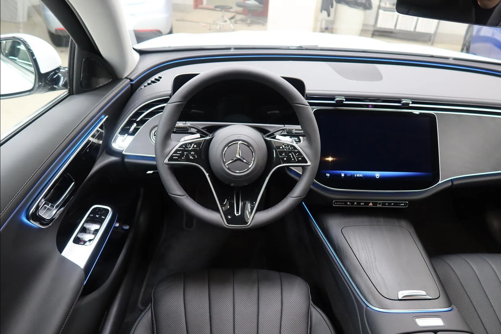 Mercedes-Benz E YMF-759 carousel image