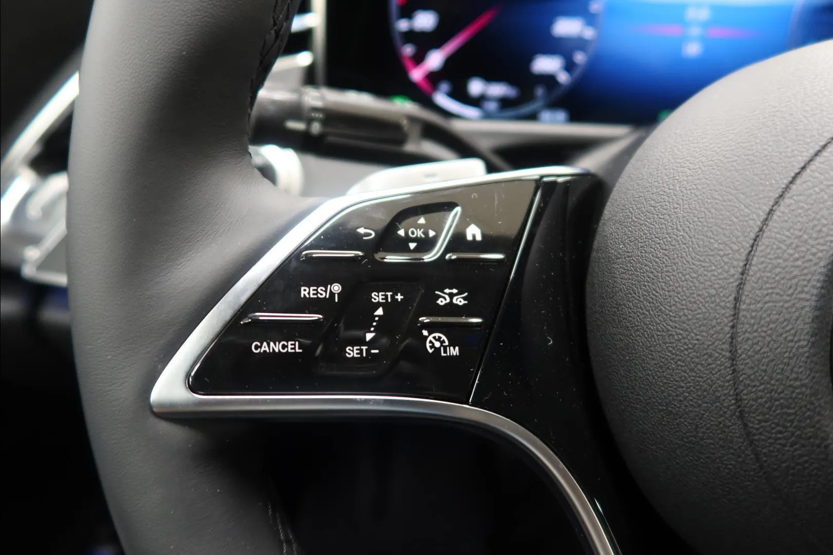 Mercedes-Benz E YMF-759 carousel image