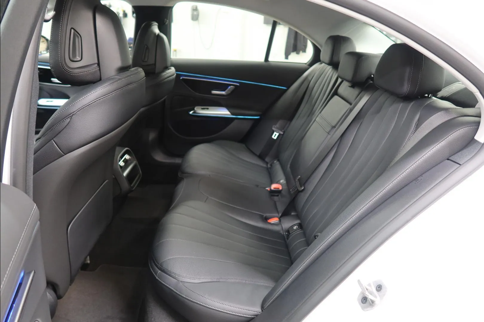 Mercedes-Benz E YMF-759 carousel image