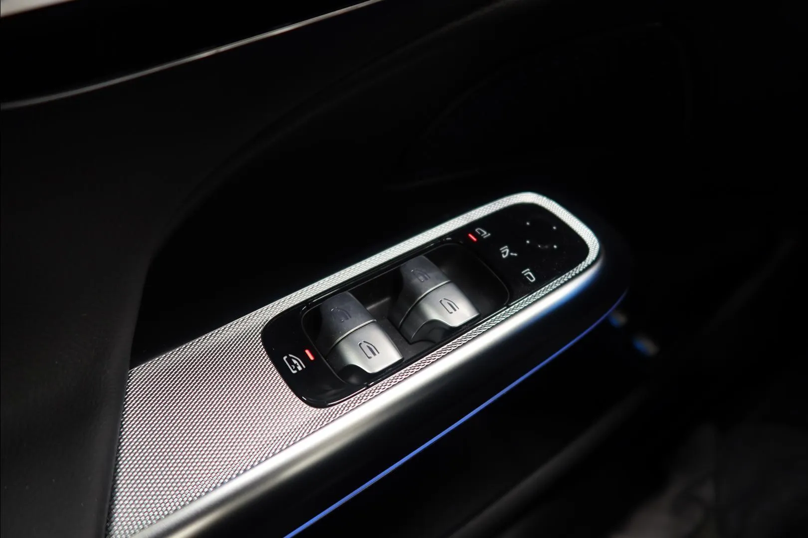 Mercedes-Benz E YMF-759 carousel image