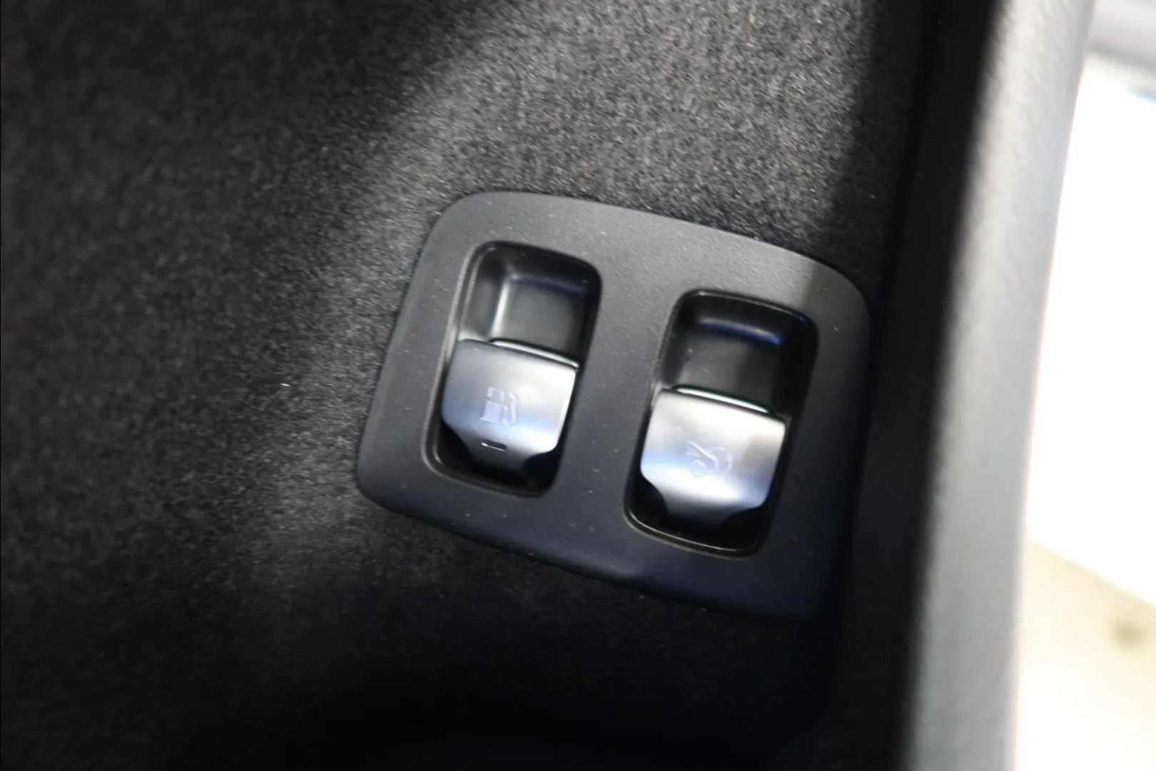 Mercedes-Benz E YMF-759 carousel image