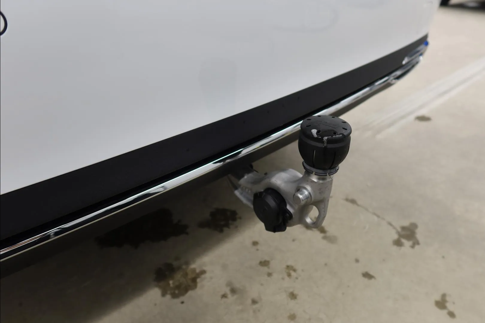 Mercedes-Benz E YMF-759 carousel image