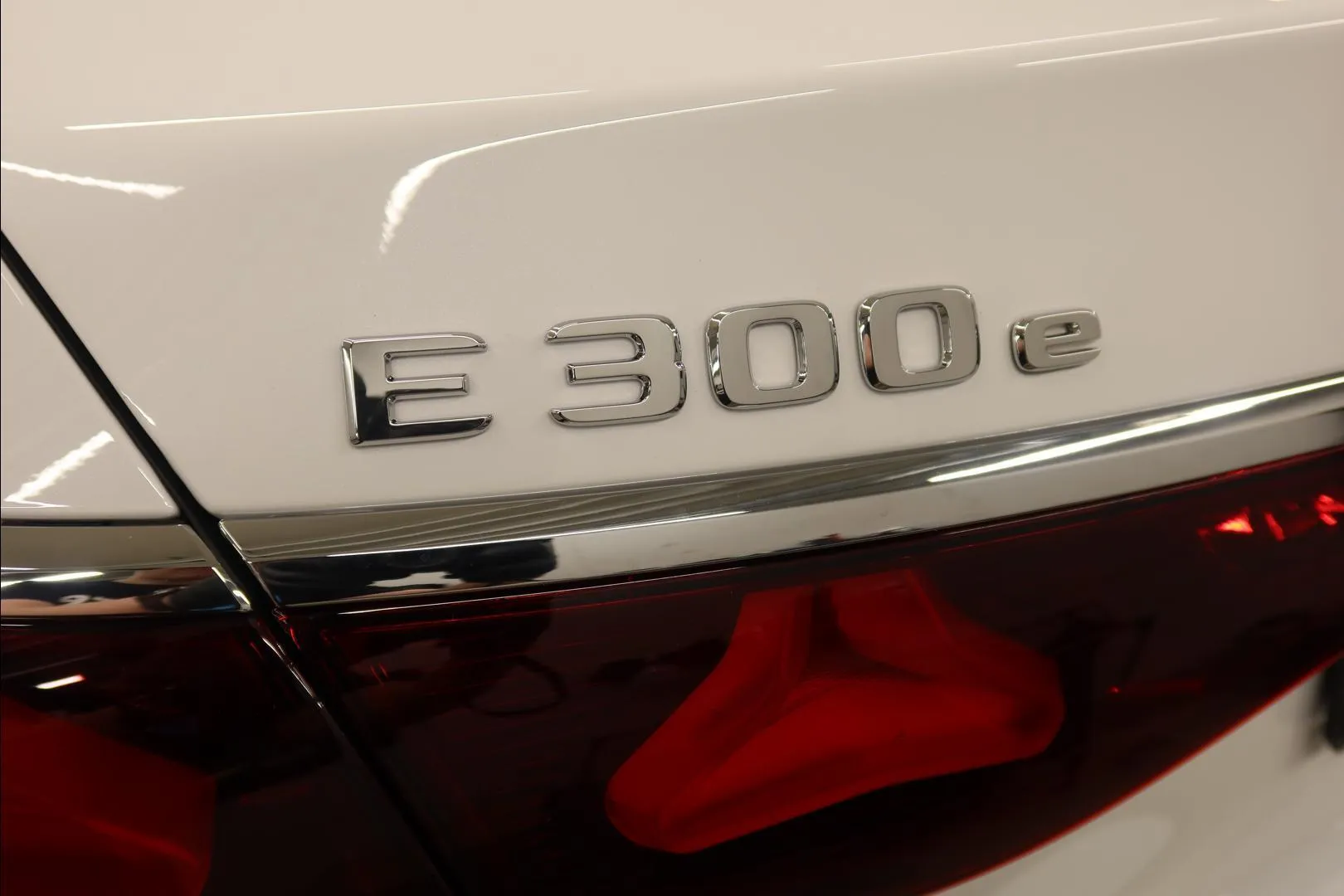 Mercedes-Benz E YMF-759 carousel image