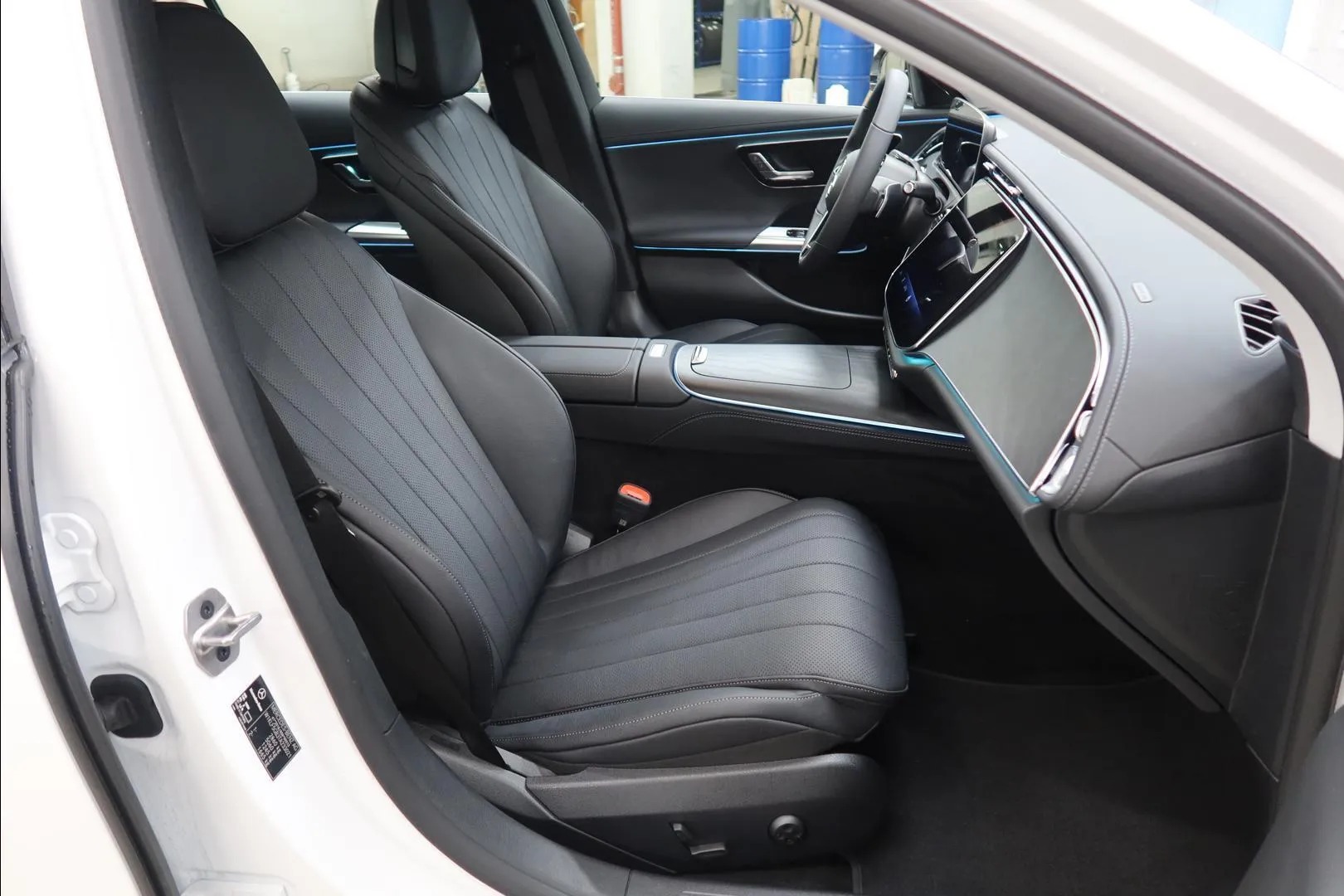 Mercedes-Benz E YMF-759 carousel image