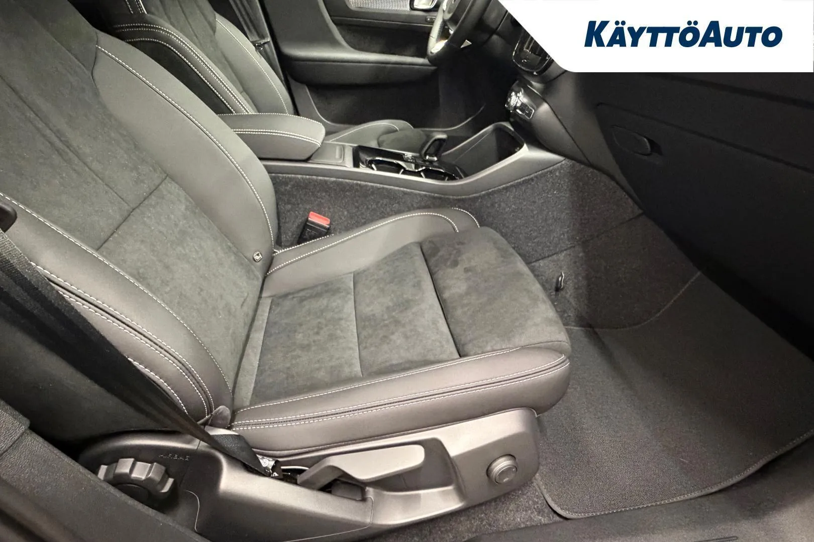 Volvo EX40 YMJ-642 carousel image