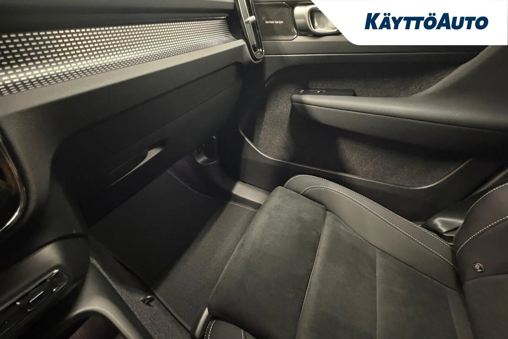 Volvo EX40 YMJ-642 carousel image