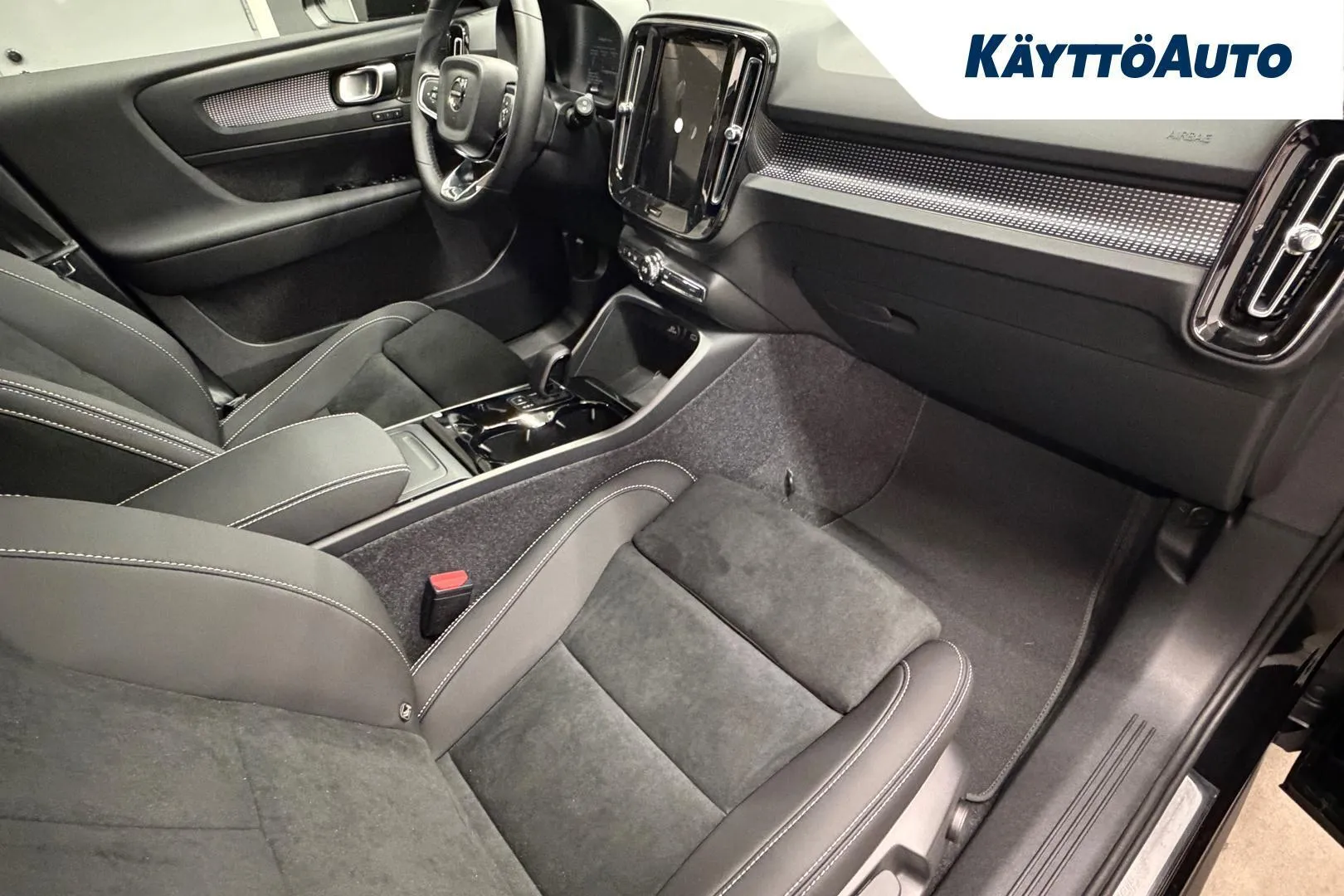 Volvo EX40 YMJ-642 carousel image