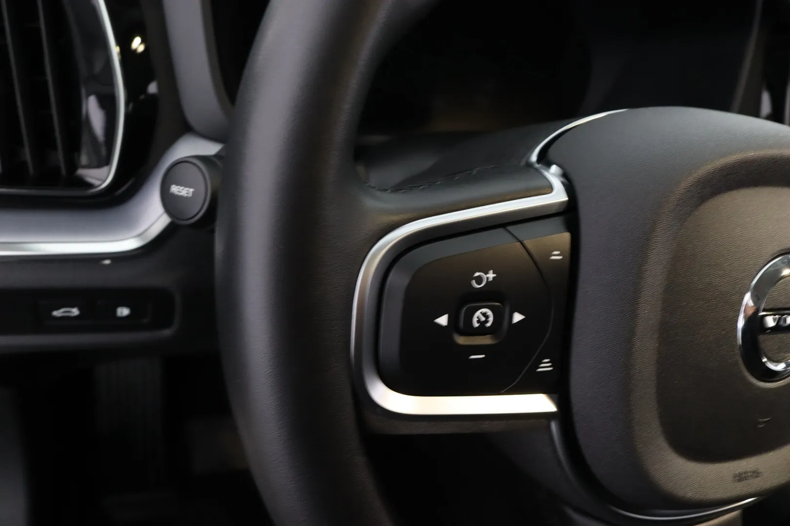 Volvo V60 GPY-876 carousel image