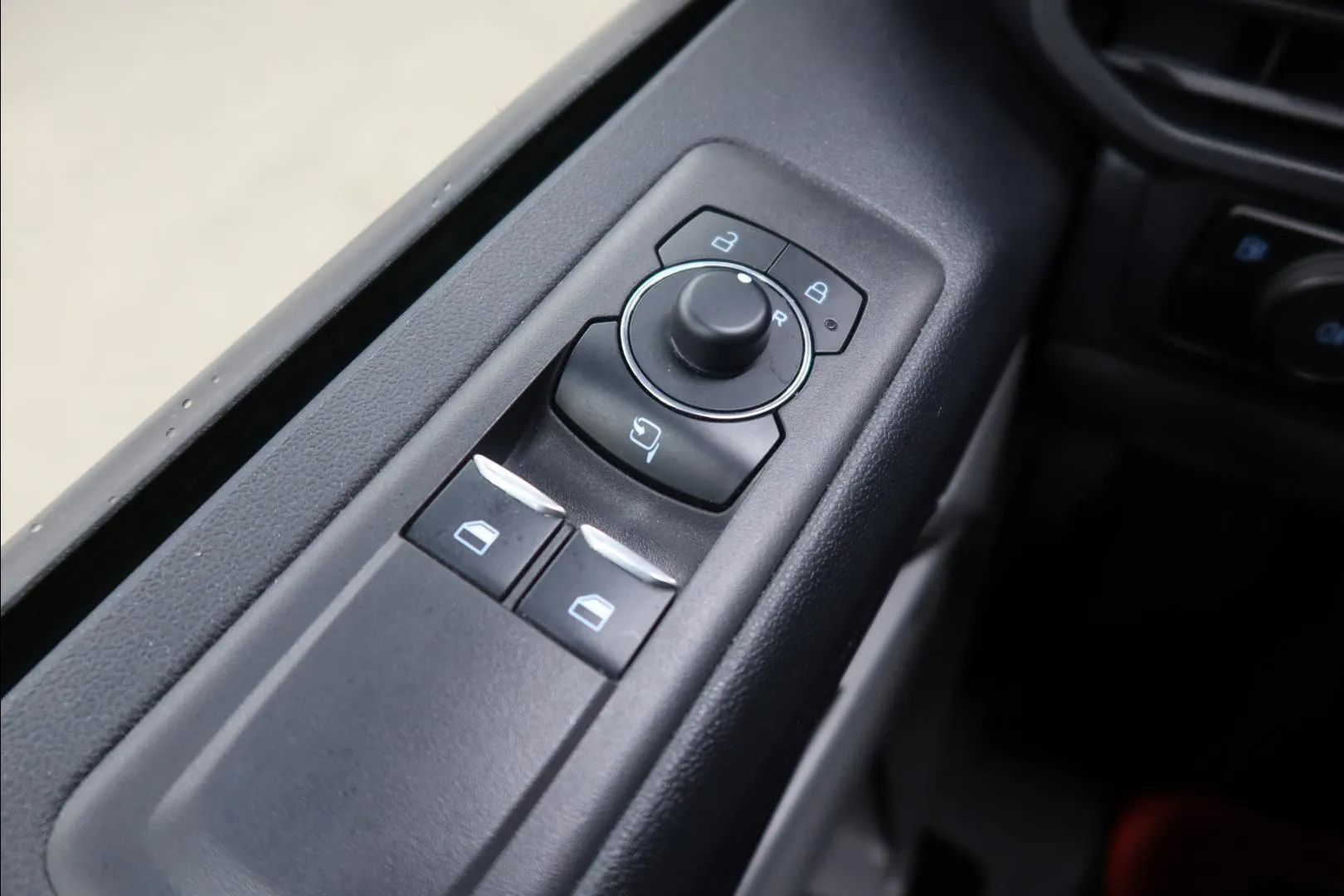 Ford Transit Custom MPU-655 carousel image