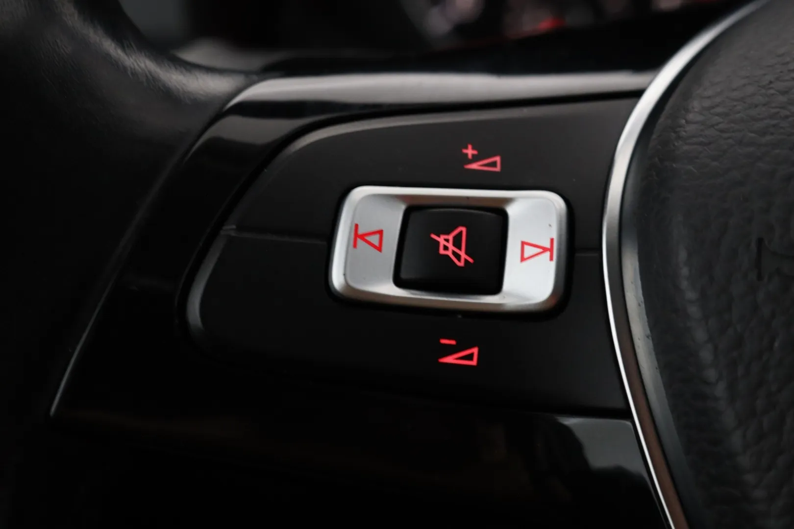 Volkswagen Amarok JKK-999 carousel image