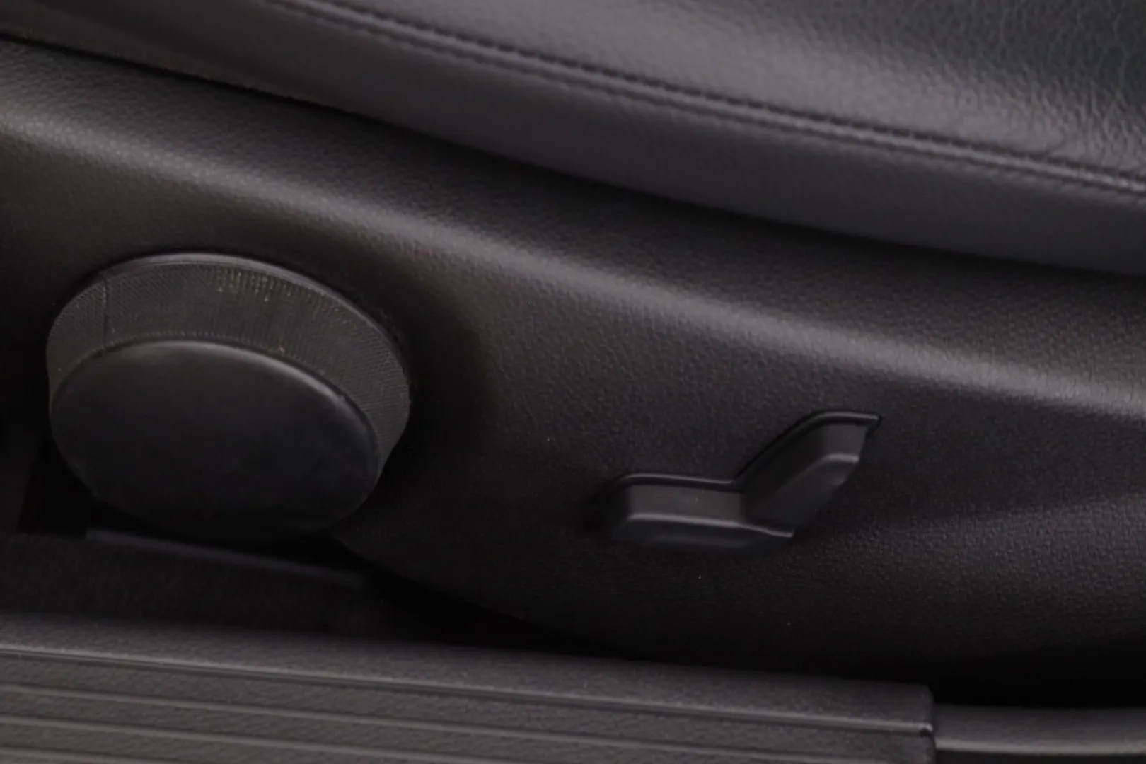 Mercedes-Benz C RRO-954 carousel image