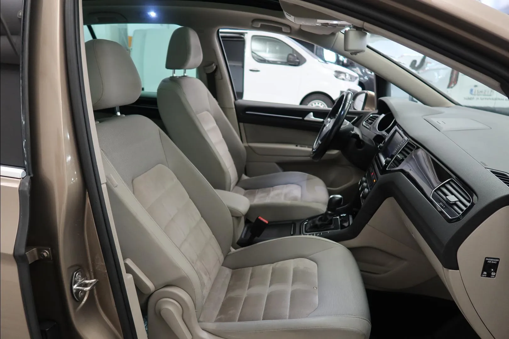 Volkswagen Golf Sportsvan RRZ-208 carousel image