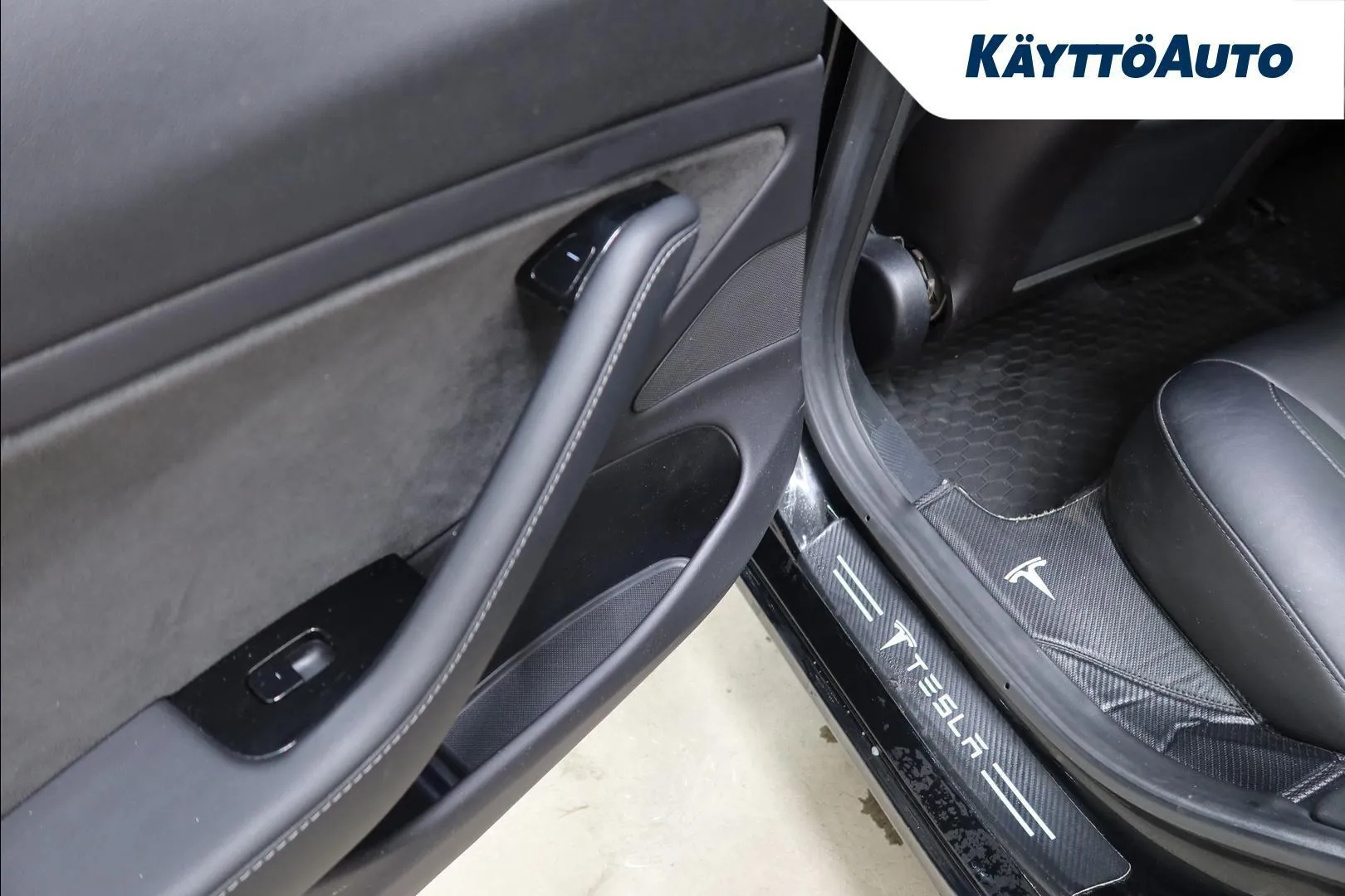 Tesla Model 3 MZI-553 carousel image