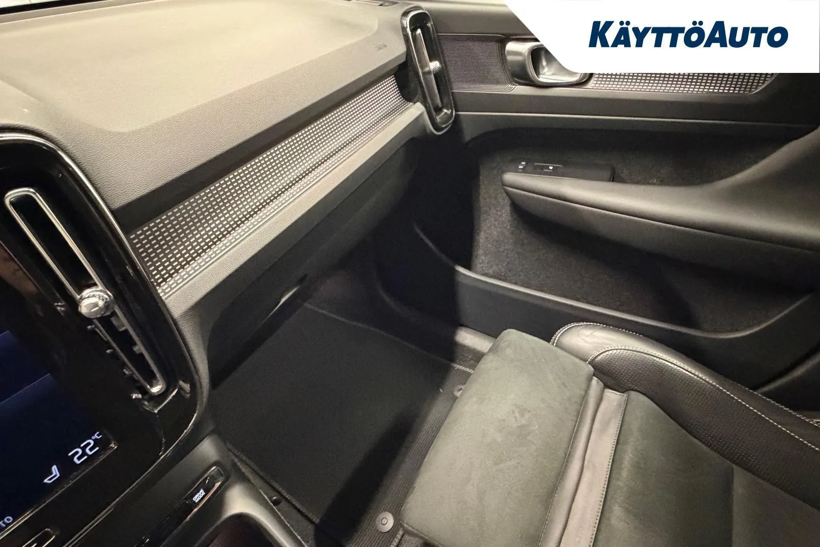 Volvo XC40 SUZ-896 carousel image