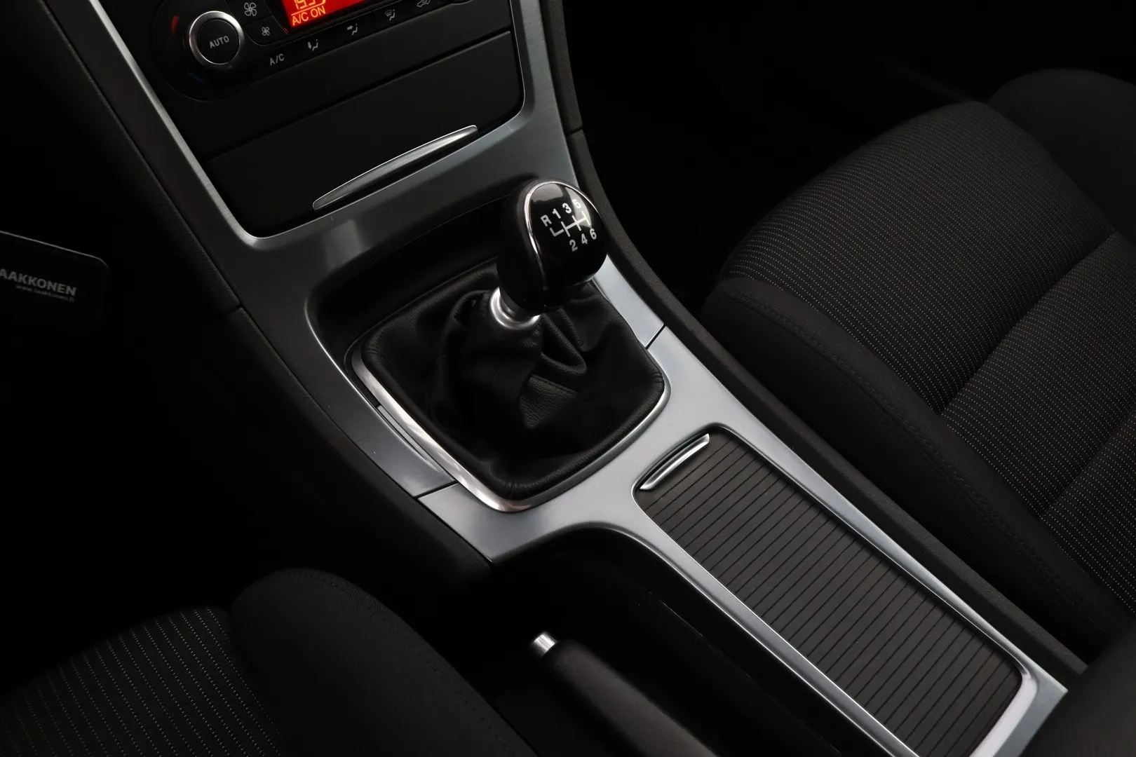 Ford Mondeo GJH-370 carousel image