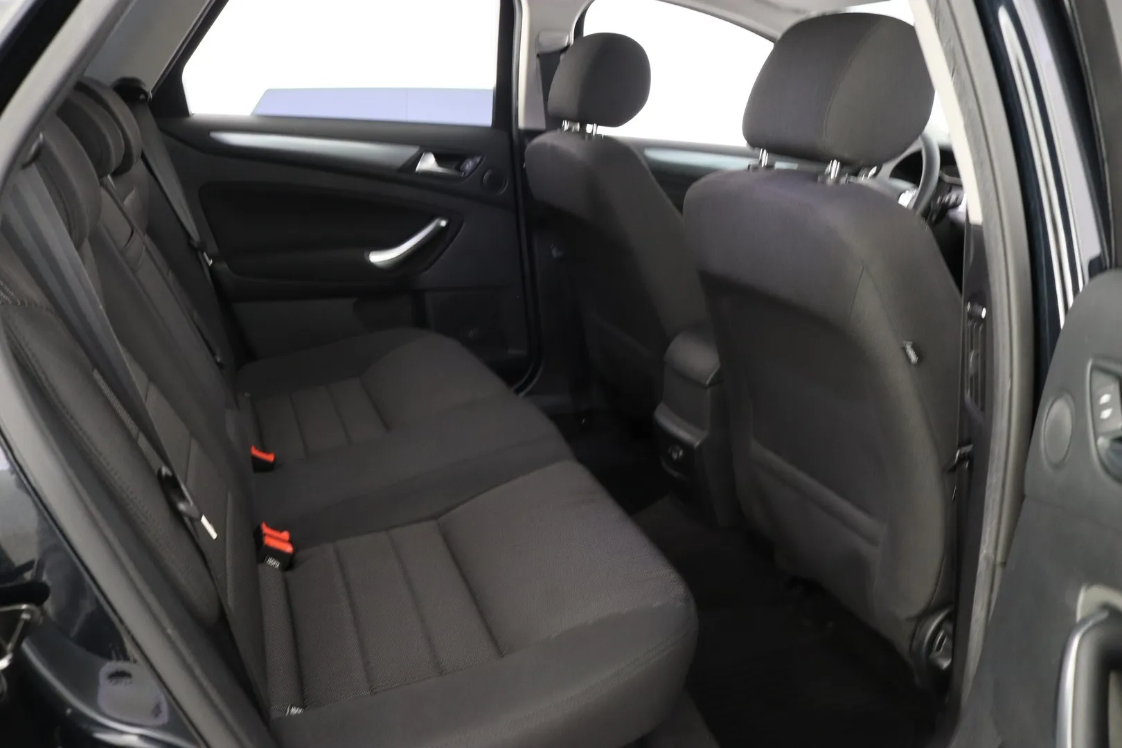 Ford Mondeo GJH-370 carousel image