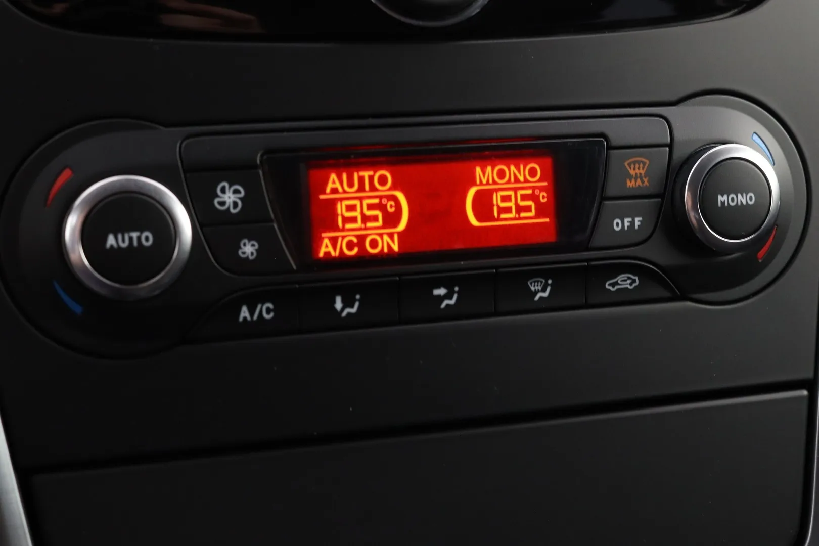 Ford Mondeo GJH-370 carousel image