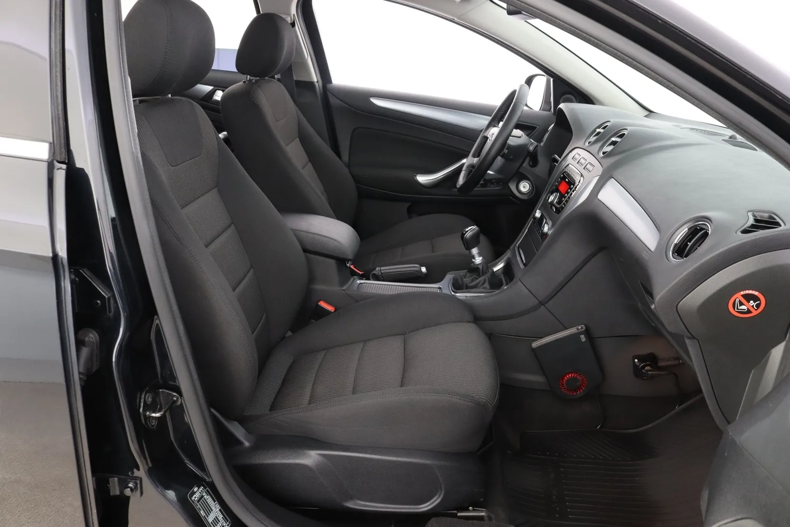 Ford Mondeo GJH-370 carousel image