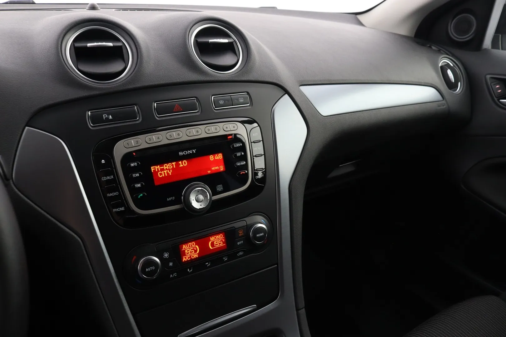 Ford Mondeo GJH-370 carousel image