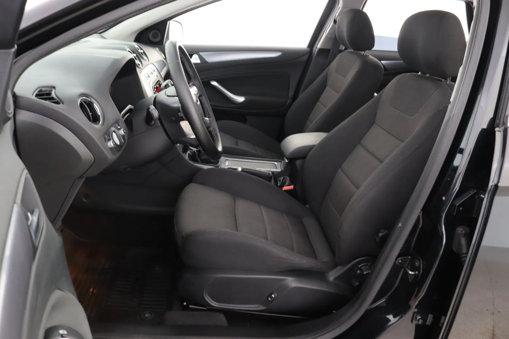 Ford Mondeo GJH-370 carousel image