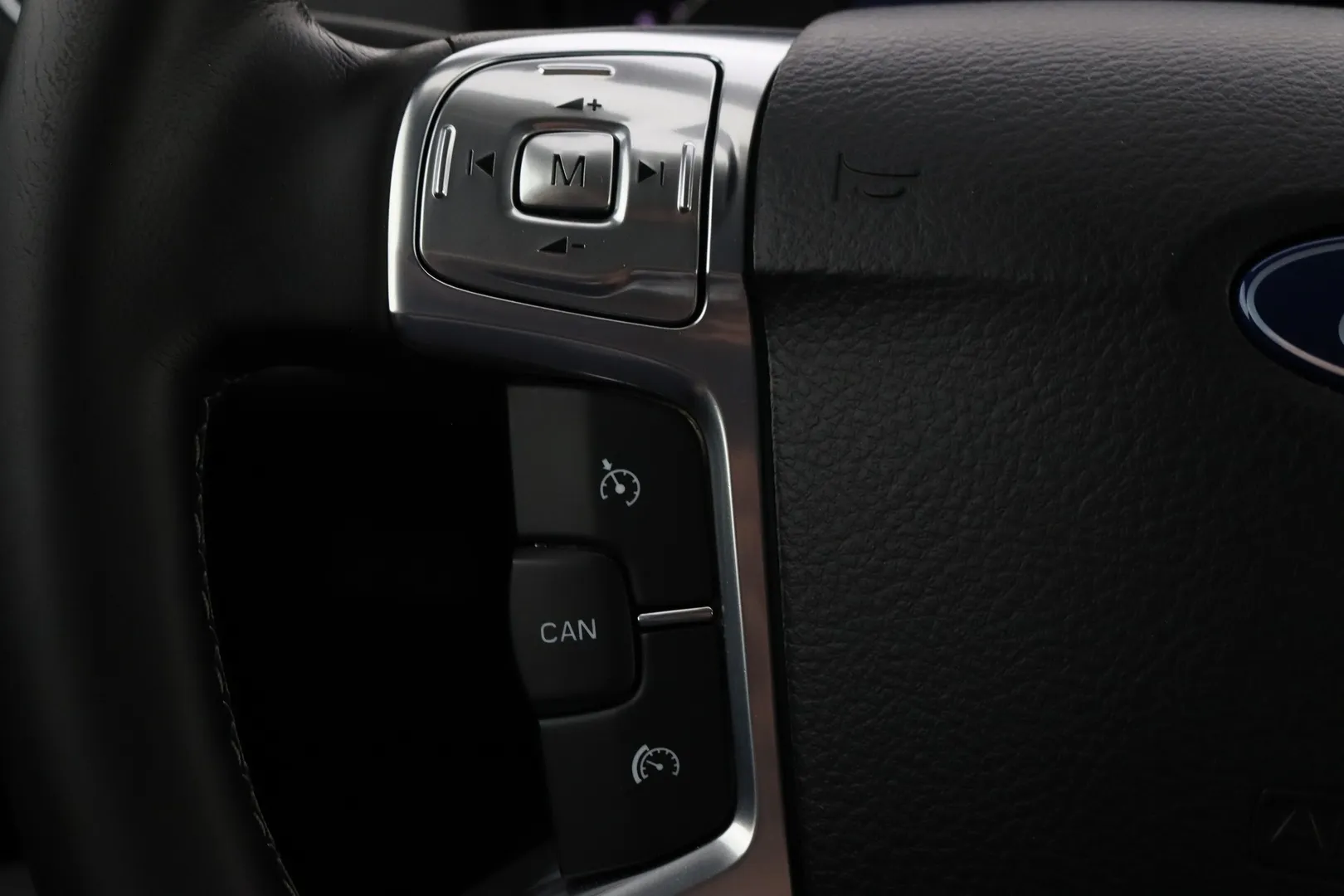 Ford Mondeo GJH-370 carousel image