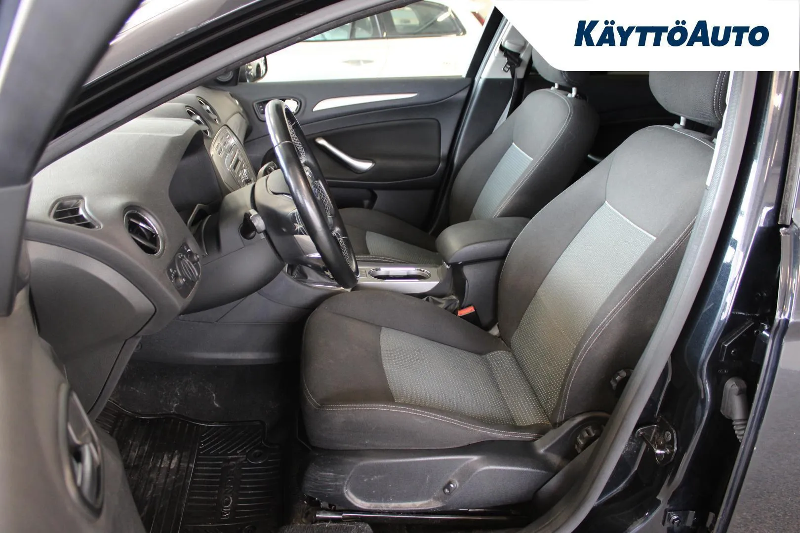 Ford Mondeo RUG-202 carousel image