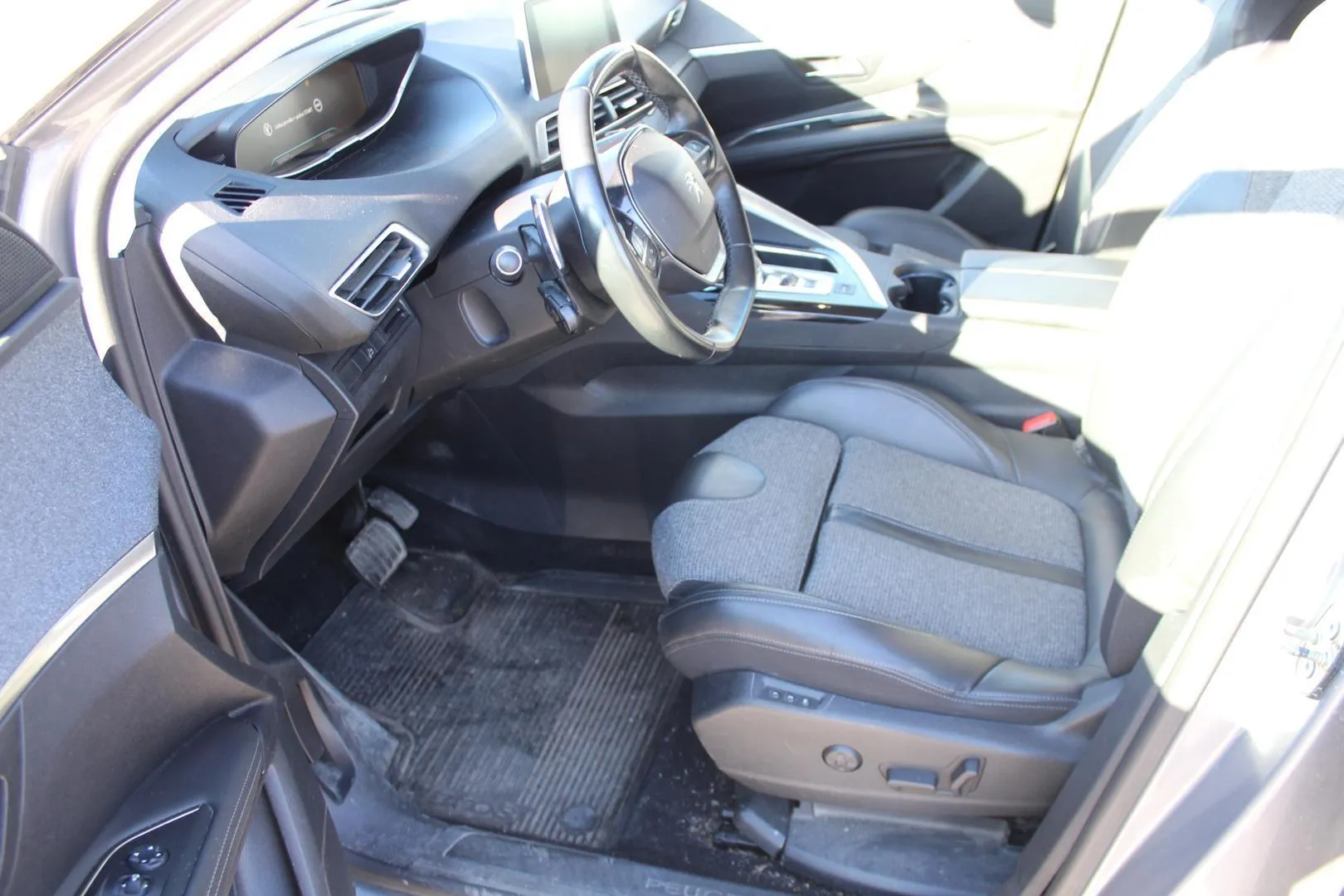 Peugeot 3008 IOJ-828 carousel image