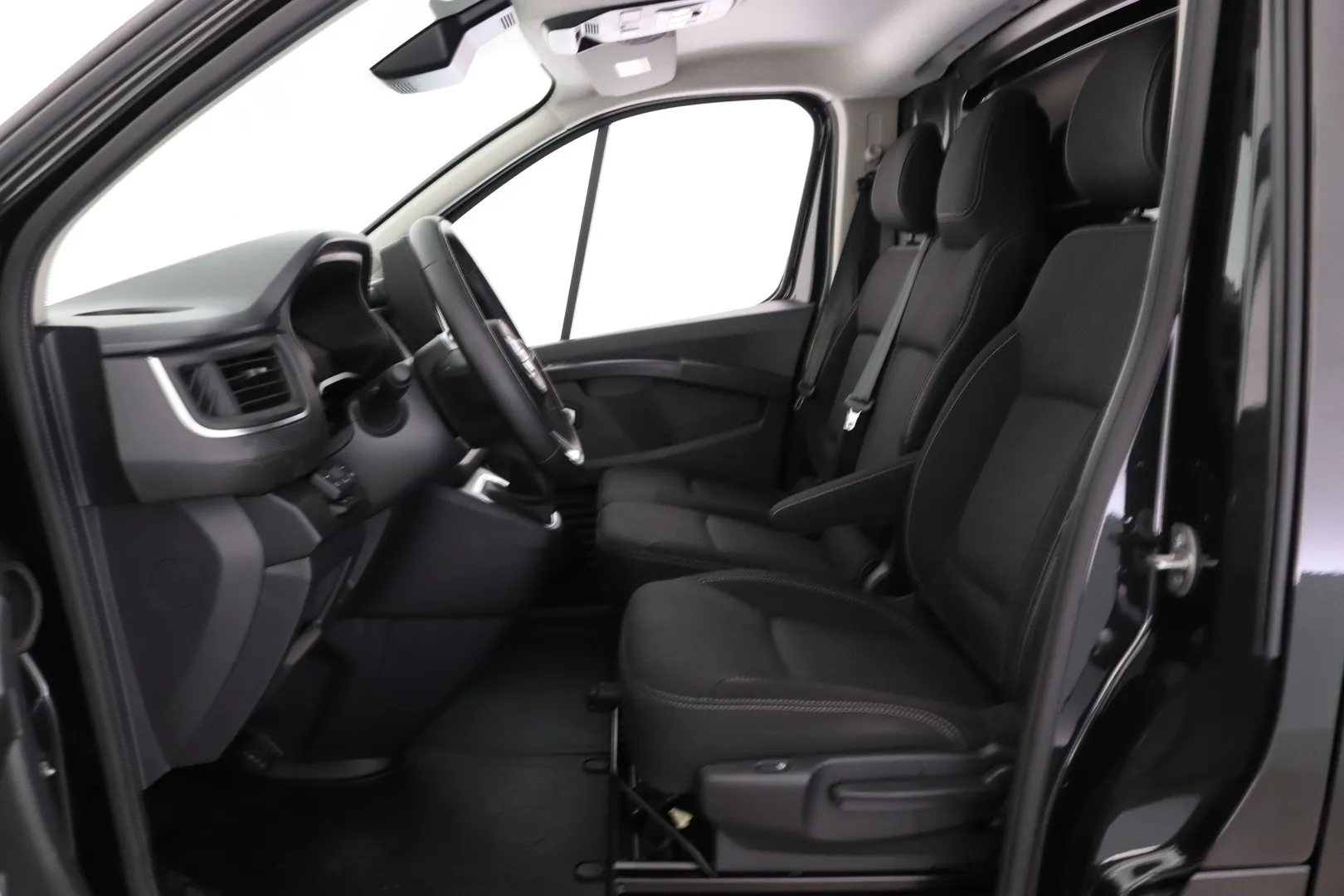 Nissan Primastar RVS-533 carousel image