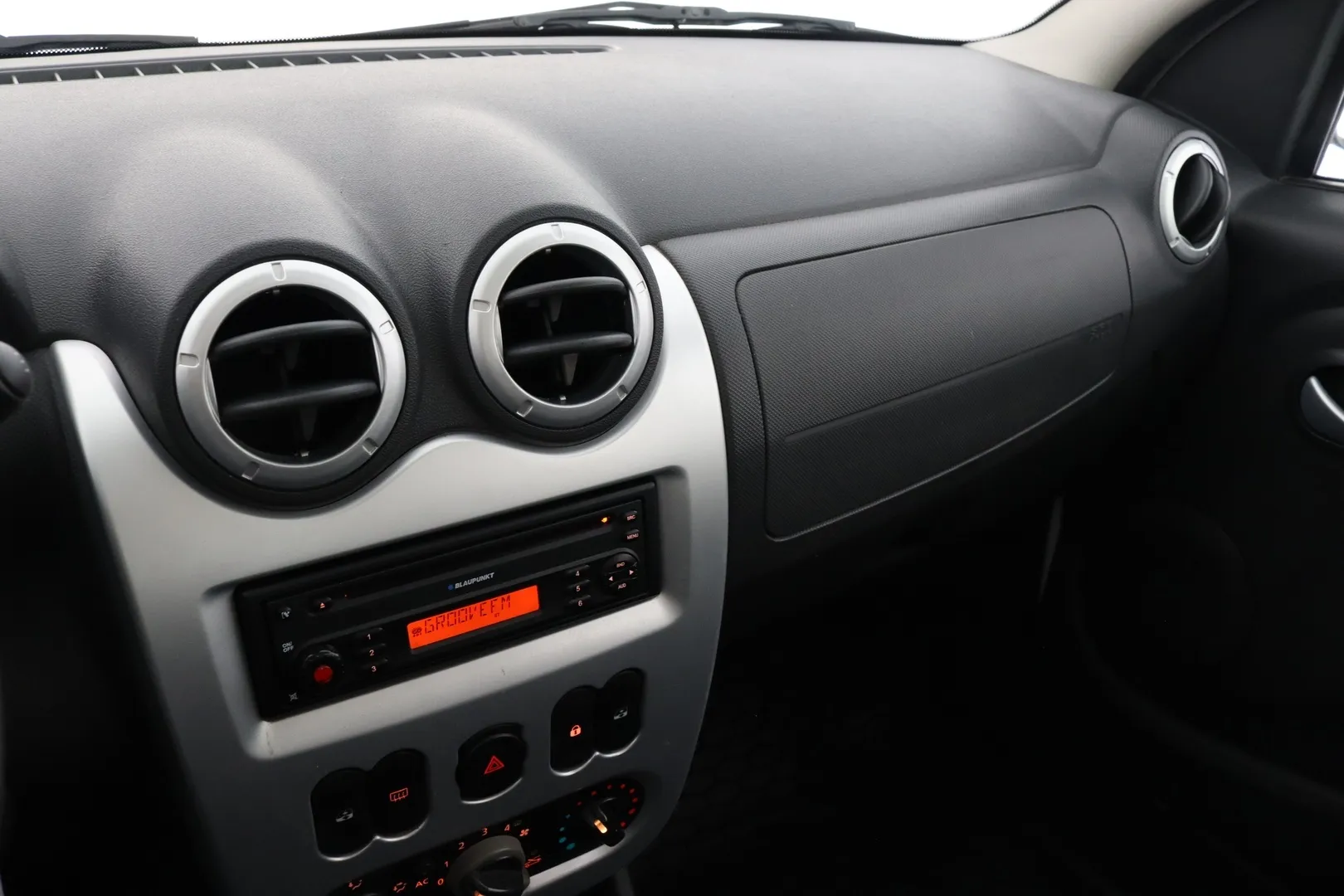 Dacia Logan MCV IKH-887 carousel image