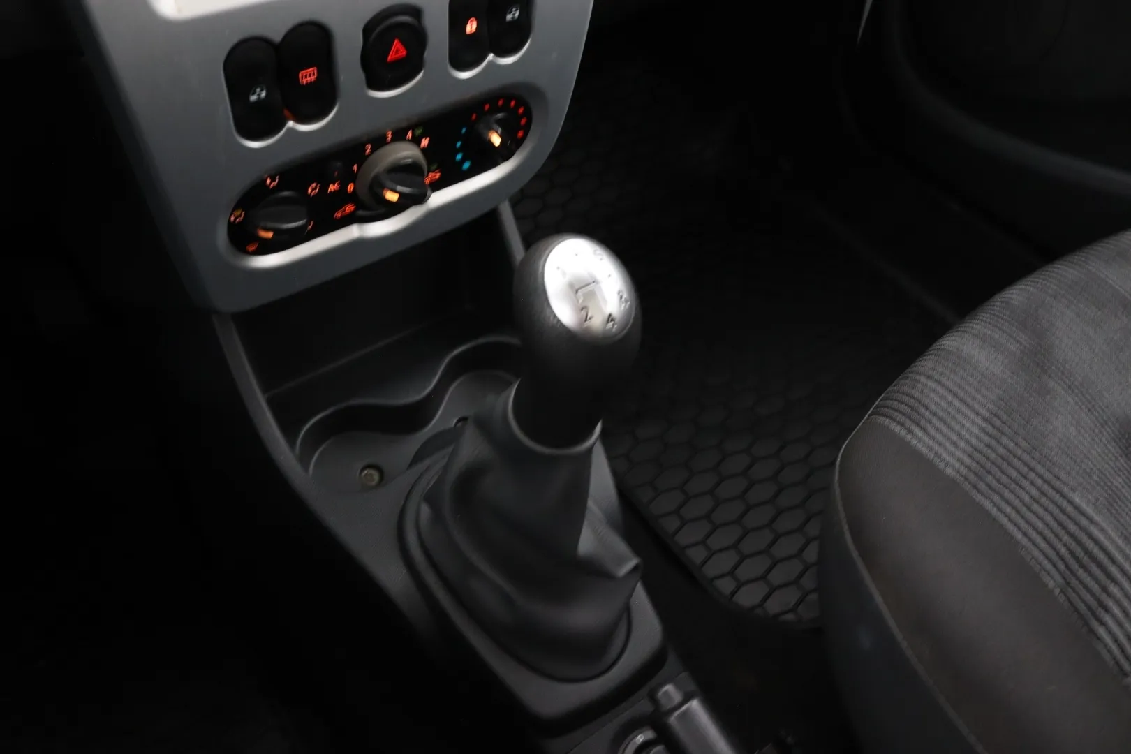 Dacia Logan MCV IKH-887 carousel image