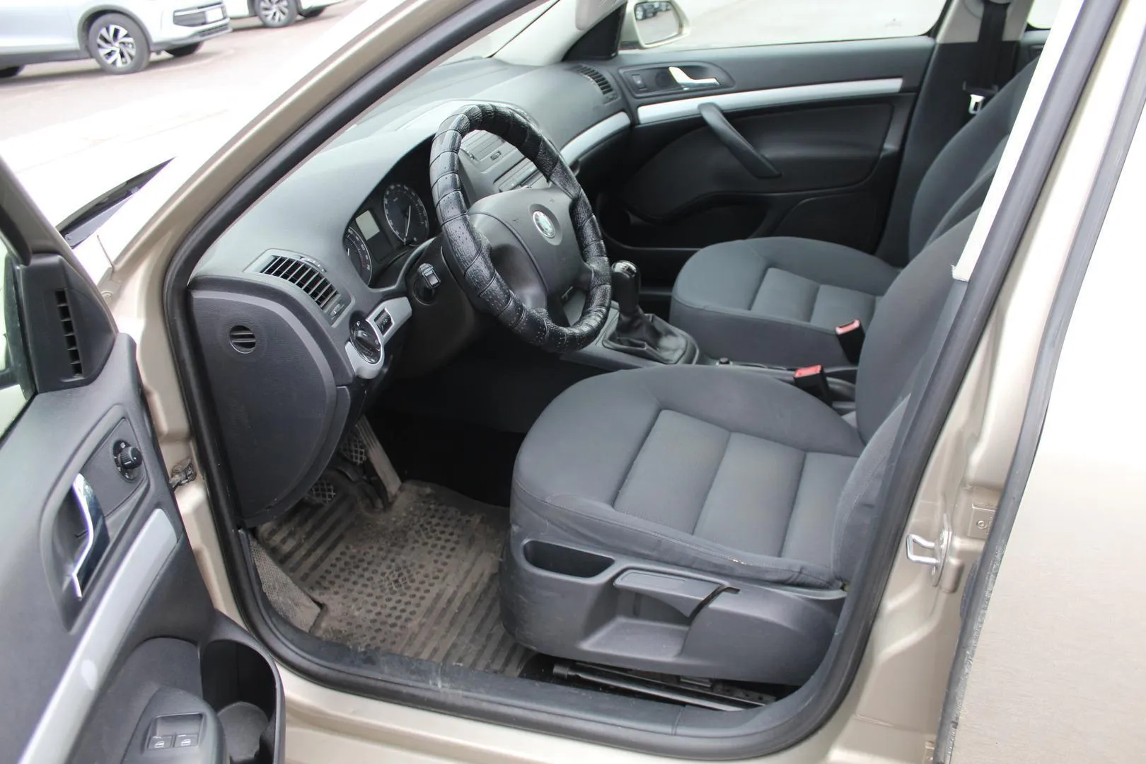 Skoda Octavia GGI-935 carousel image