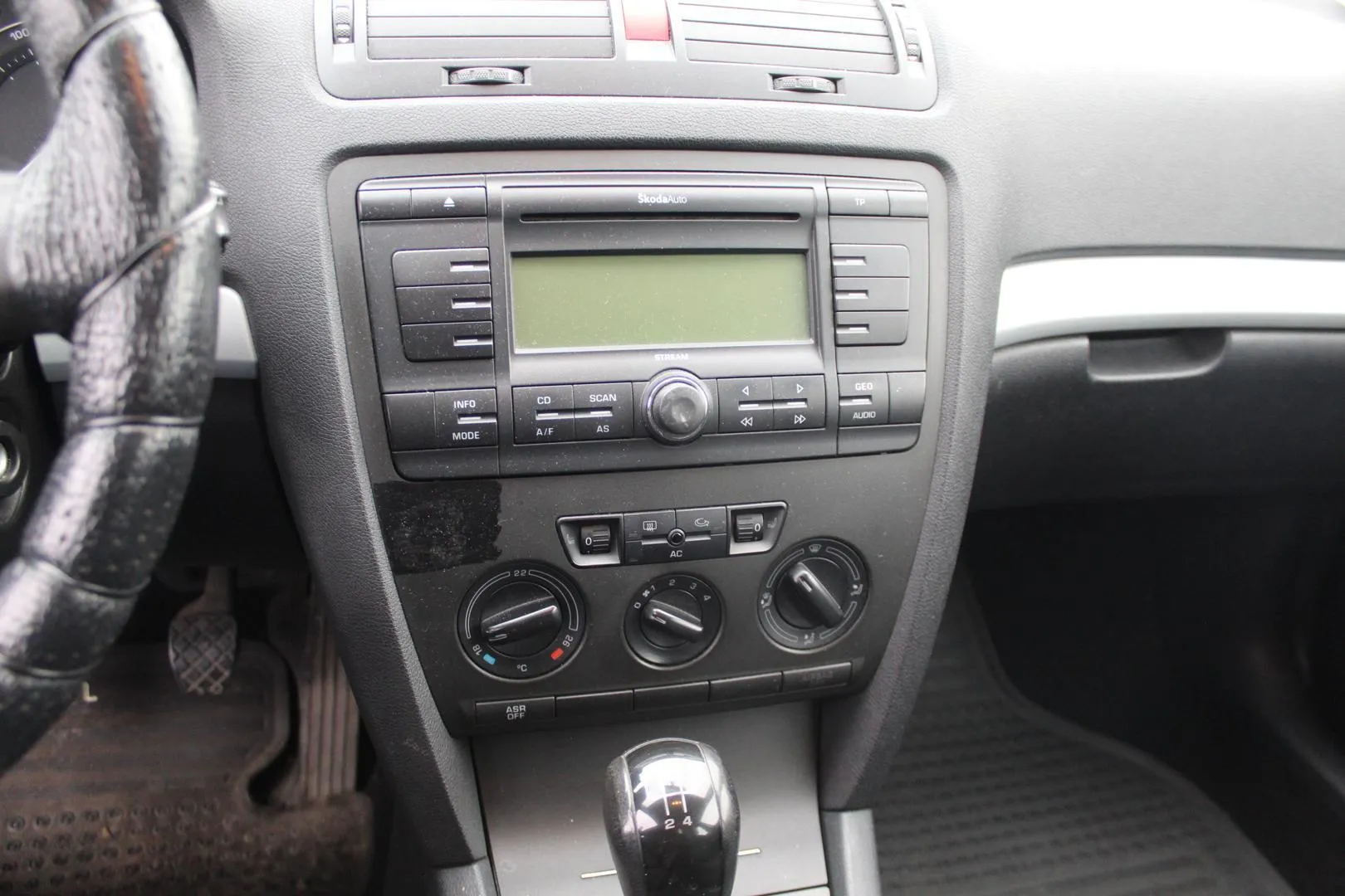 Skoda Octavia GGI-935 carousel image