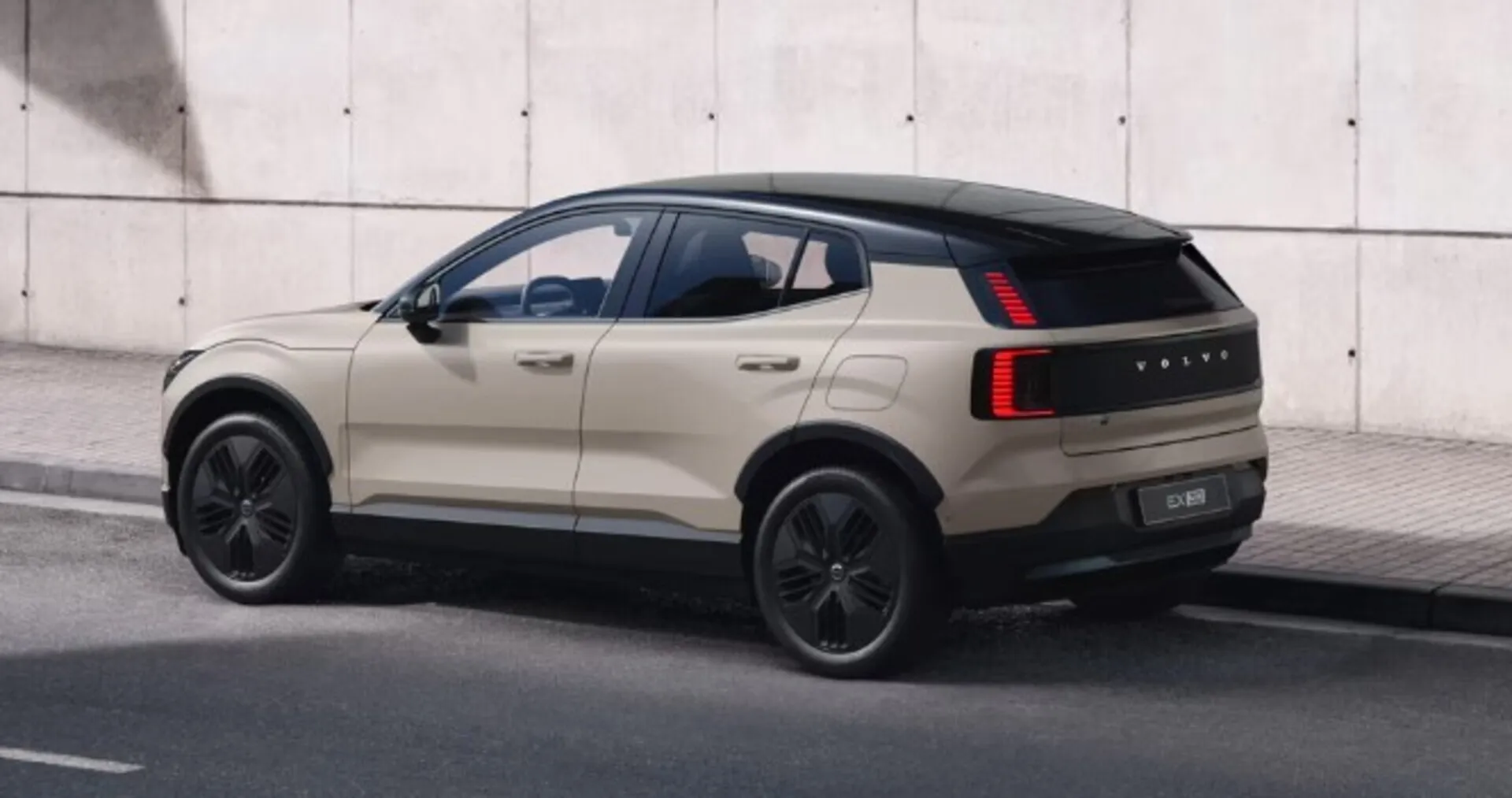 Volvo EX30 Cross Country 10019831 carousel image